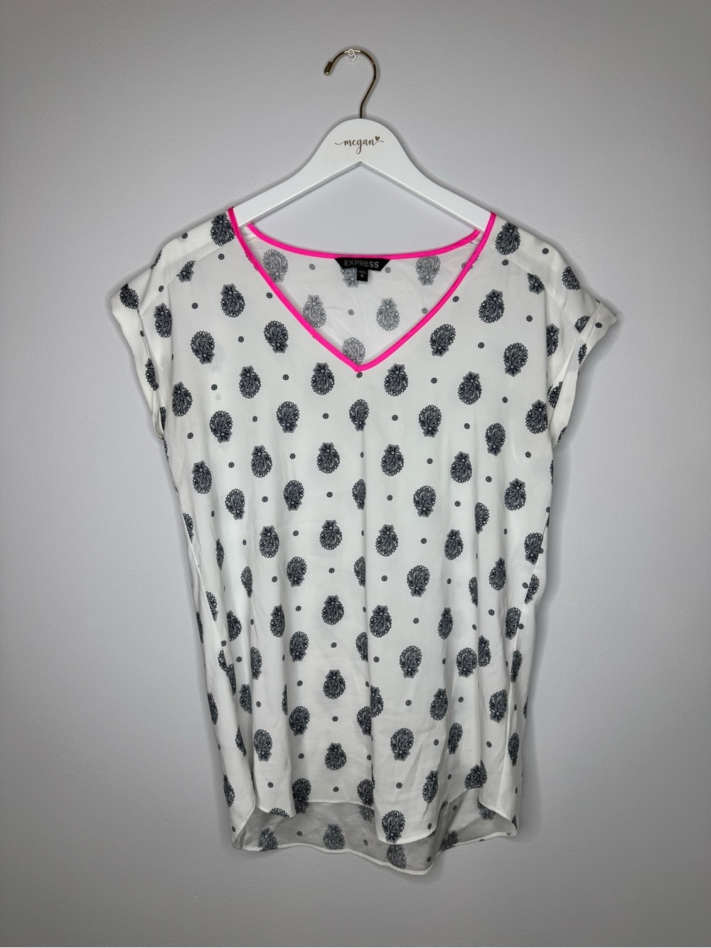 Express | White & Black Paisley V-Neck Blouse with Hot Pink Trim | Size Medium